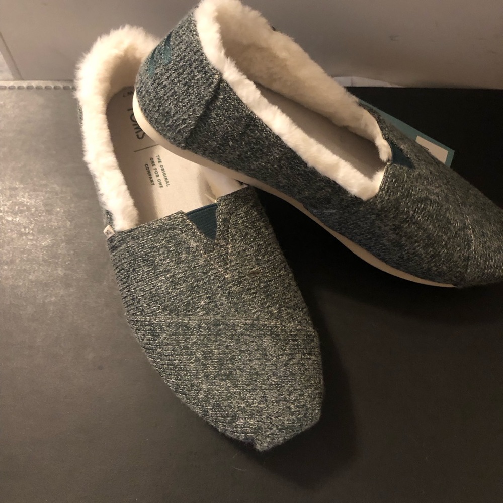 Toms Size 7 or eight of 10014948 green sweater knit with trees